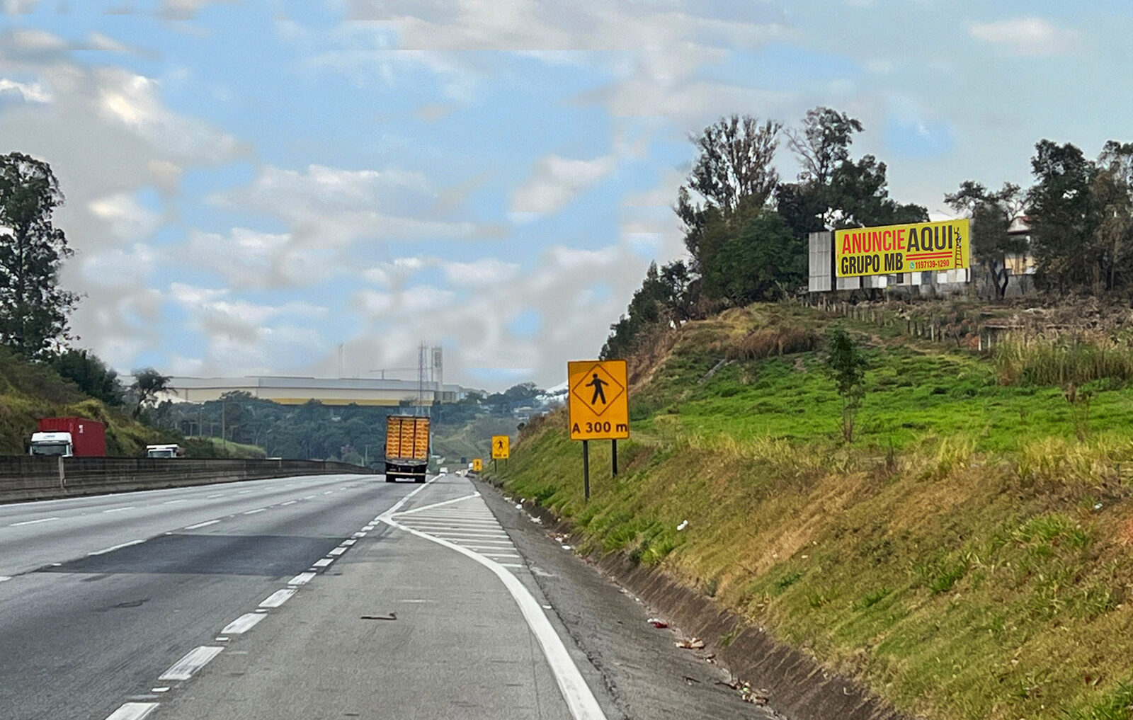 Painel do Grupo MB na Rodovia Anhanguera, KM 67, sentido São Paulo
