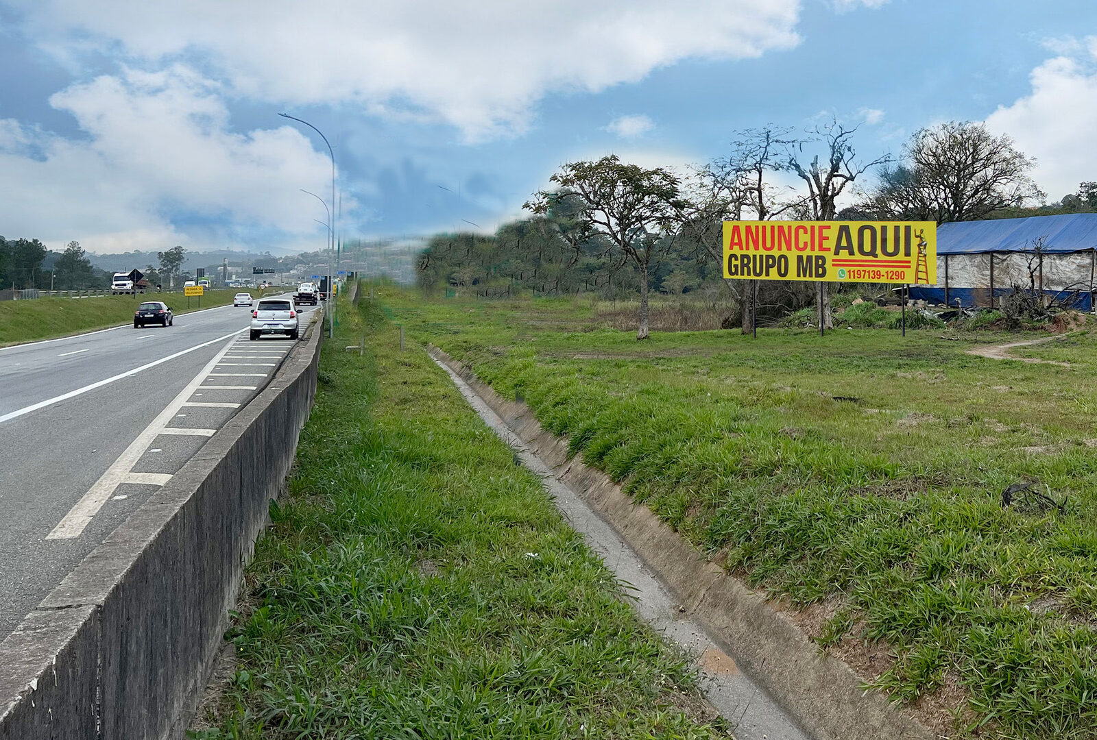 Painel do Grupo MB na Rodovia Dom Pedro, KM 23, sentido Rio de Janeiro