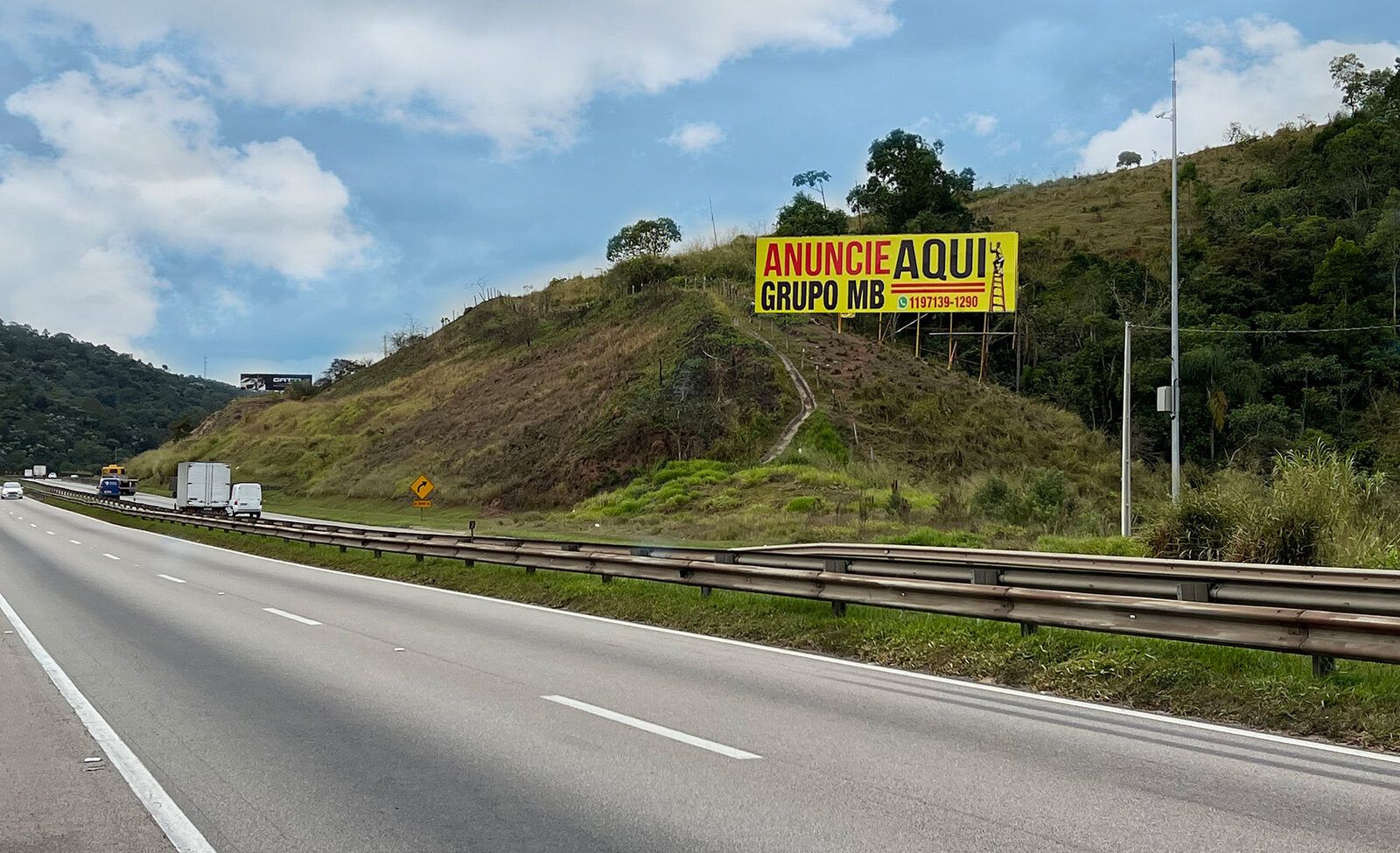 Painel do Grupo MB na Rodovia Dutra, KM 189, sentido Rio de Janeiro