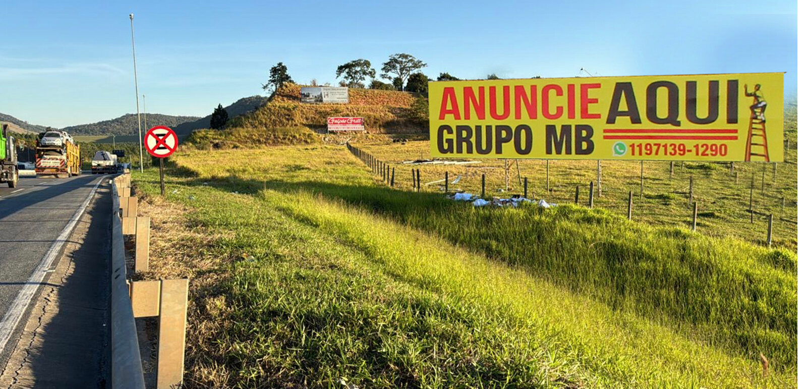 Painel do Grupo MB na Rodovia Fernão Dias, KM 7, saída do pedágio, sentido São Paulo